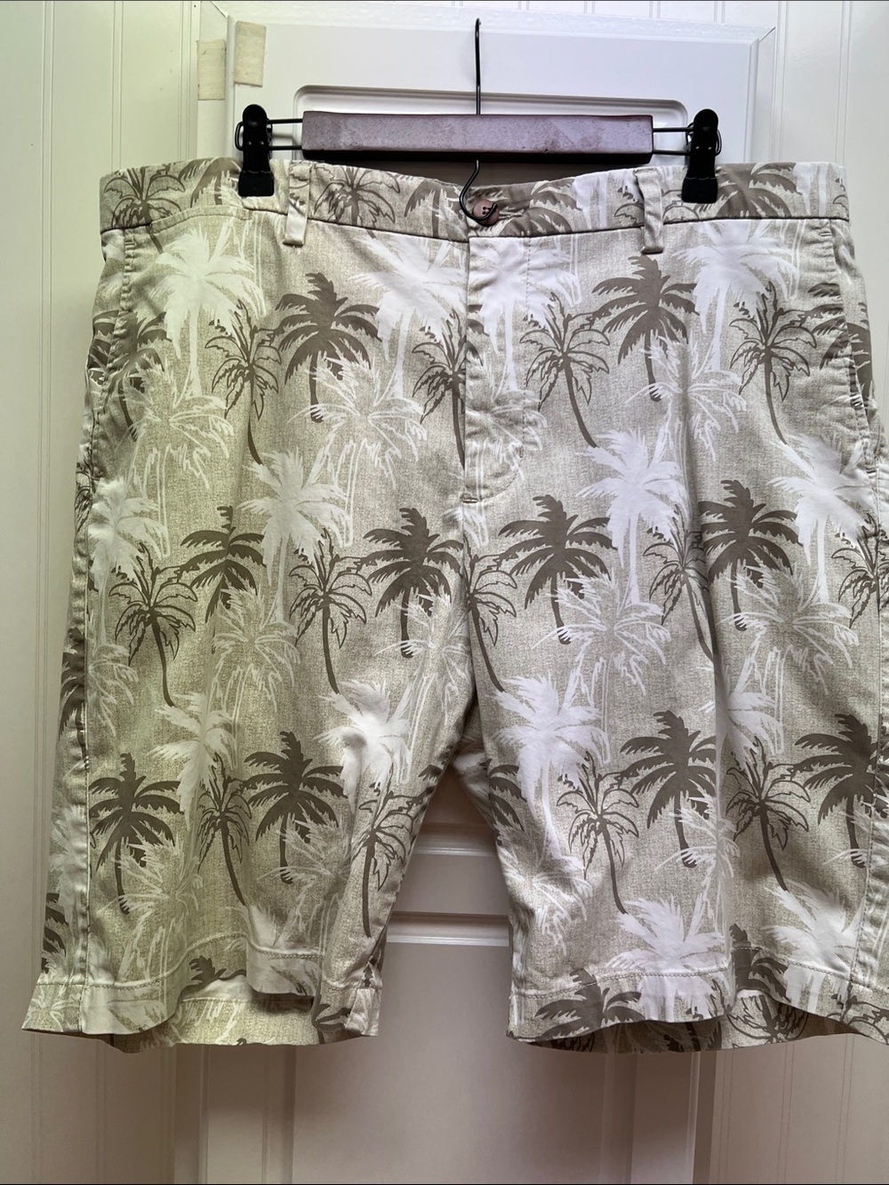 Tommy Bahama Palm-Print Flat Front Shorts in Beige and White